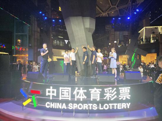领导参加点亮仪式